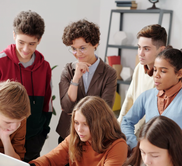 Un cours collectifs en petits groupes pour les enfants et les adolescents chez Oxbridge Paris