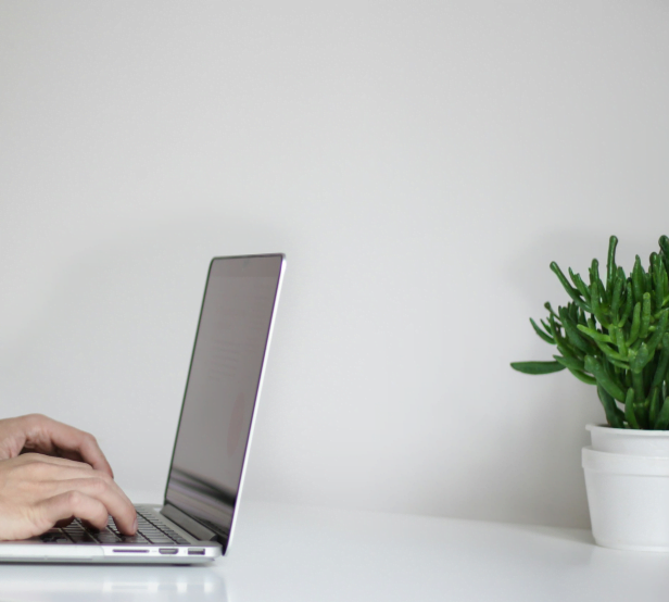 Une personne travaillant sur son ordinateur portable.