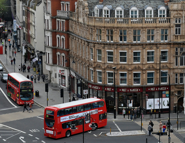 Une photo de la ville de londres avec les bus rouges