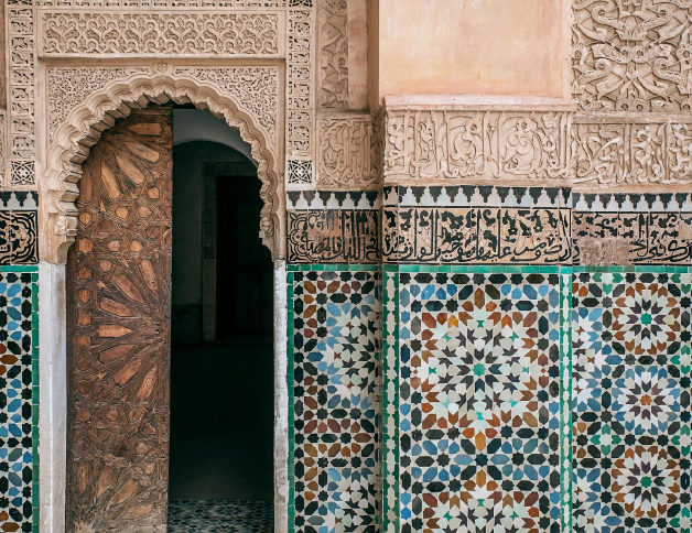 Une photo d'un bâtiment de style arabe