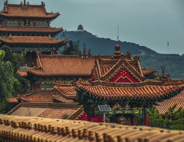 Une photo d'un paysage de chine avec une vue des toits