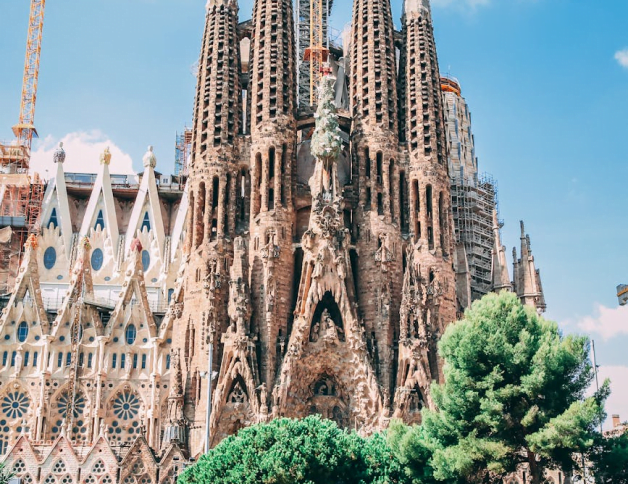 Une photo de barcelone et de la sagrada familia