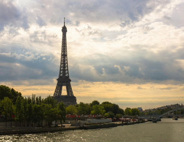 Une photo de la tour eiffel